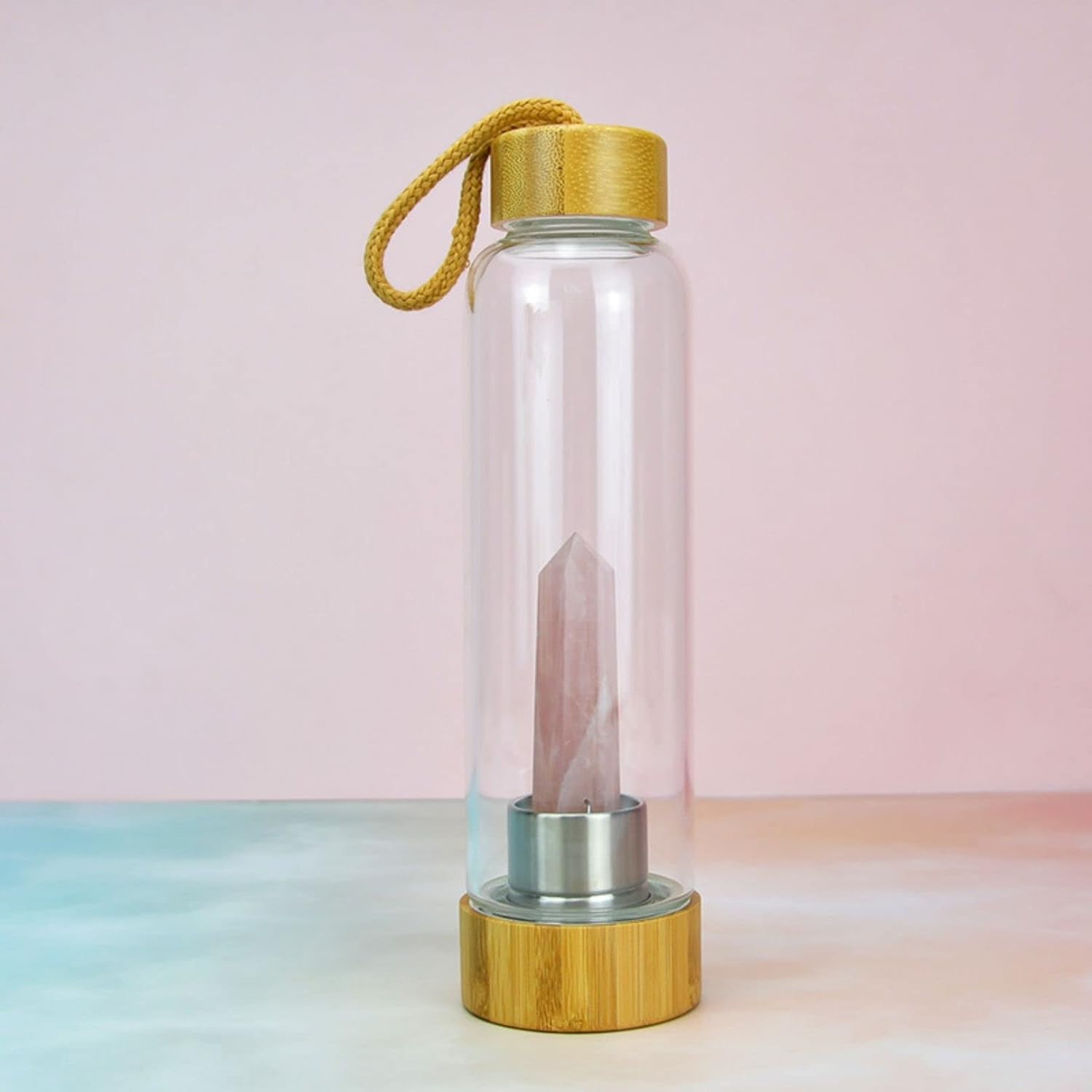 Glasflasche mit einer Kristallspitze und einem Korken aus Bambus