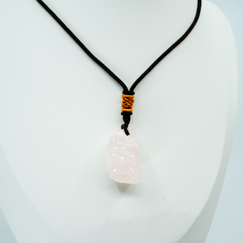 Pendentif en Quartz Rose Brut - Douceur et Harmonie
