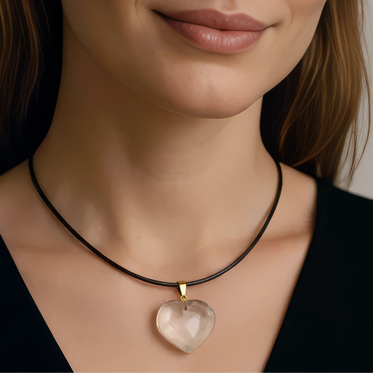 Petit Pendentif Cœur en Quartz - Fait Main au Brésil (Cordon Inclus)