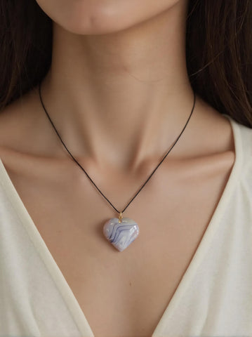 Pendentif Cœur en Agate Bandelée – Harmonie & Douceur