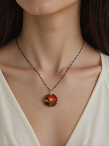 Pendentif Rond en Bois Fossilisé – Sagesse Ancestrale & Vitalité