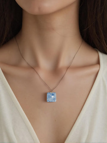 Quadratischer Anhänger aus blauem Calcit