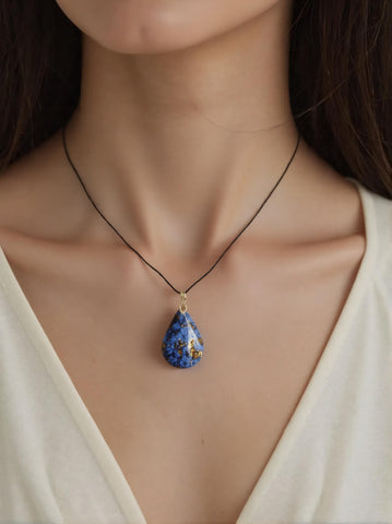 Pendentif Goutte en Dumortiérite – Sérénité & Expression
