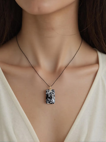 Pendentif Rectangulaire en Gabbro Côtelé – Énergie & Renouveau
