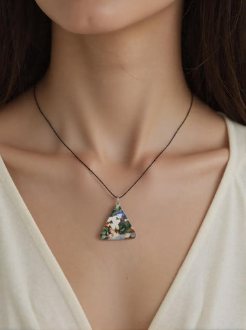 Pendentif Triangulaire en Jaspe Orbiculaire – Patience & Régénération