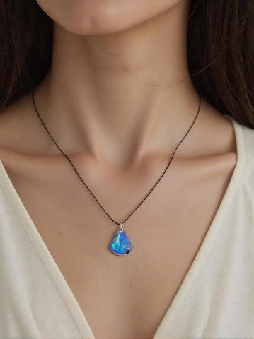 Pendentif Triangulaire en Labradorite Extra – Bouclier Protecteur & Clarté Intérieure
