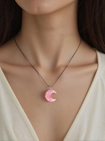 Pendentif Croissant de Lune en Quartz Rose Extra – Amour & Douceur Lunaire