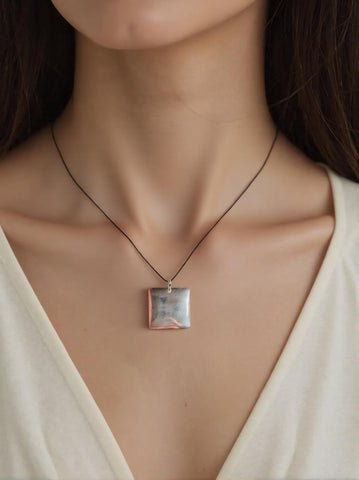 Pendentif Pyrite Carré – Ancrage, Protection & Vitalité Mentale