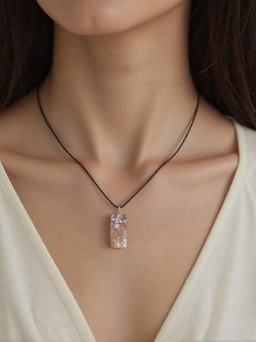Pendentif Agate Fleur Rectangle Fin – Élégance apaisante et stabilité intérieure