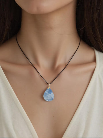 Pendentif Calcite Bleue Goutte – Douceur, Apaisement & Expression Fluide