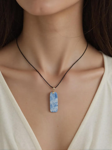 Pendentif Calcite Bleue Rectangle Fin – Sérénité, Clarté & Libération Émotionnelle