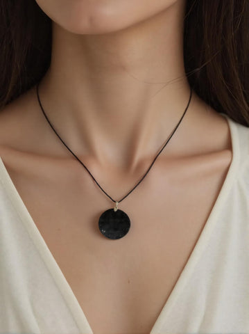 Pendentif Basalte Rond – Ancrage, Vitalité & Équilibre Intérieur