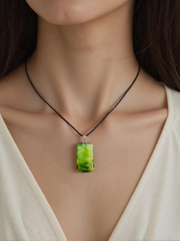 Pendentif Fluorine Verte Rectangle – Clarté Mentale, Équilibre & Énergie Créative