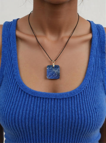 Pendentif Lazurite Carré – Dépassement Intérieur, Clarté & Expression