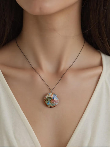 Pendentif Labradorite Noire Reflets Arc-en-ciel Rond – Protection & Éveil Intuitif