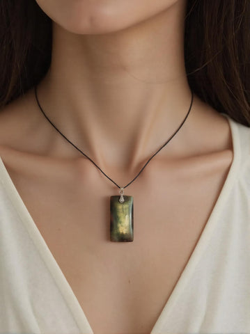 Pendentif Labradorite Verte Rectangle Fin – Protection & Régénération