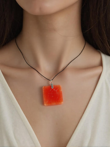 Pendentif Calcite Extra Orange Carré – Énergie et Détermination