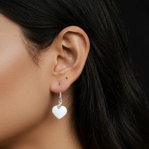 Boucles d’Oreilles Agate Blanche Cœur – Amour et Élégance