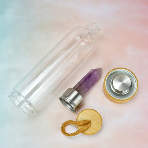 Bouteille en verre avec une pointe de cristal et un bouchon en bambou