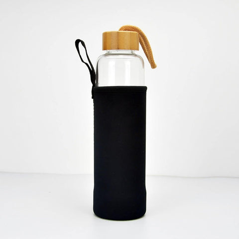 Bouteille en verre avec une pointe de cristal et un bouchon en bambou