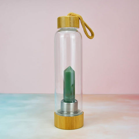 Bouteille en verre avec une pointe de cristal et un bouchon en bambou