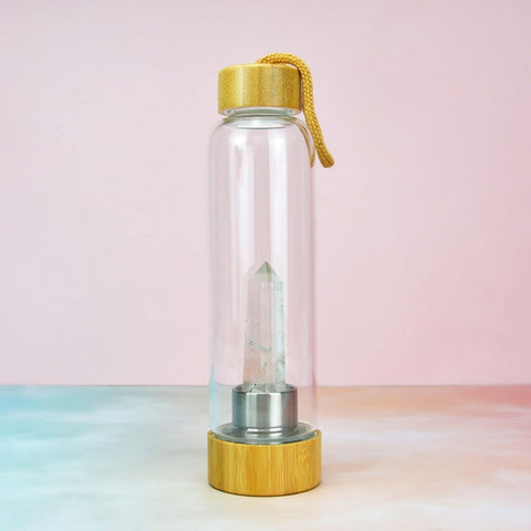 Bouteille en verre avec une pointe de cristal et un bouchon en bambou