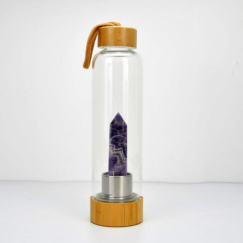 Bouteille en verre avec une pointe de cristal et un bouchon en bambou