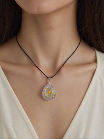 Pendentif Méditation en Cristal de Roche – Clarté et Amplification Énergétique