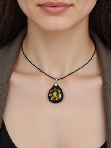 Pendentif Méditation en Agate Noire – Ancrage et Protection