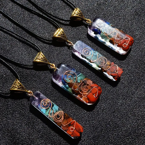 Pendentif 7 Chakras Fin en Orgone – Équilibre et Protection Énergétique