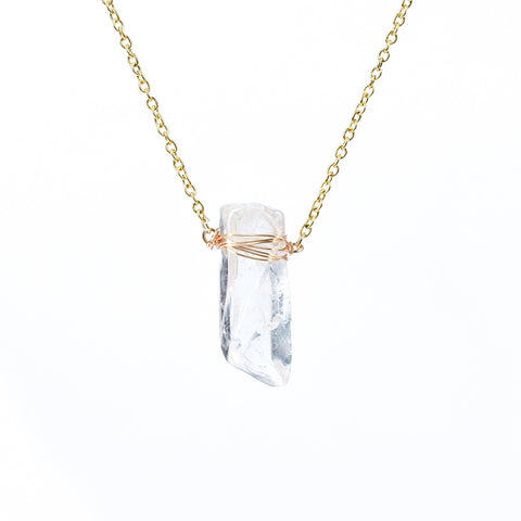 Pendentif en cristal de roche brut avec fil enroulé - Élégance Naturelle et Énergie Pure