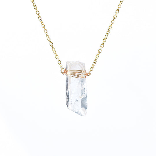 Pendentif en cristal de roche brut avec fil enroulé - Élégance Naturelle et Énergie Pure