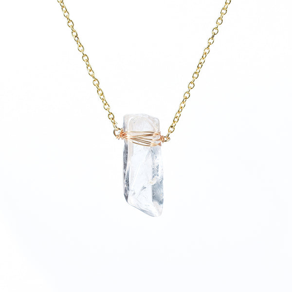 Pendentif en cristal de roche brut avec fil enroulé - Élégance Naturelle et Énergie Pure - Gemio.ch