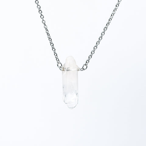 Pendentif en cristal de roche brut avec fil enroulé - Élégance Naturelle et Énergie Pure