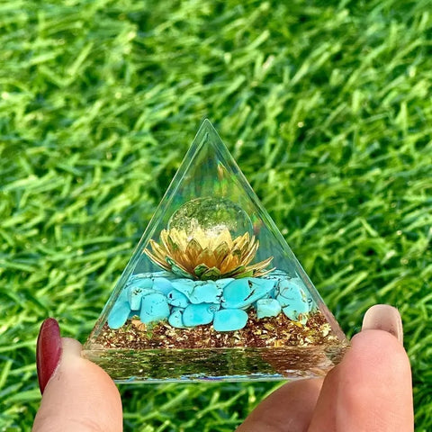 Pyramide en Orgone avec Fleur et Turquoise - 5 cm - Sérénité et Protection