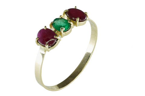 Ring aus Gelbgold und einem Smaragd und 2 Almandin-Granaten