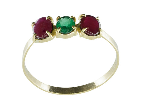 Ring aus Gelbgold und einem Smaragd und 2 Almandin-Granaten