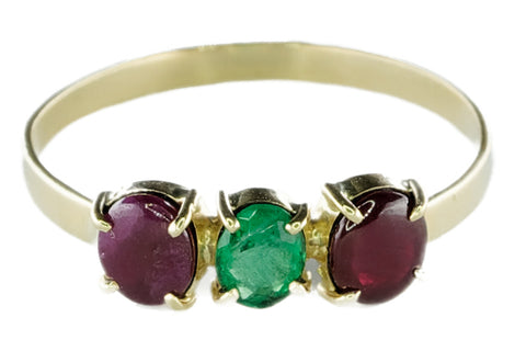 Ring aus Gelbgold und einem Smaragd und 2 Almandin-Granaten