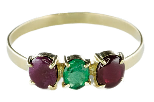 Bague en or jaune et une émeraude et 2 grenats almandins