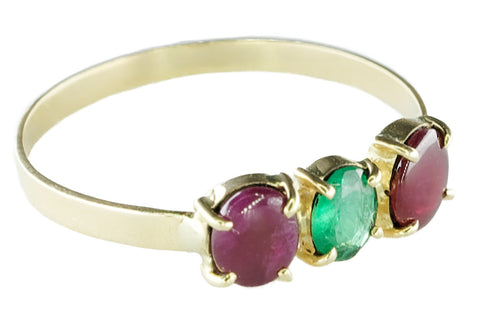 Ring aus Gelbgold und einem Smaragd und 2 Almandin-Granaten
