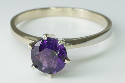 Ring aus Weißgold und Amethyst