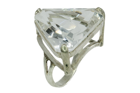 Ring mit einem dreieckig geschliffenen Kristall