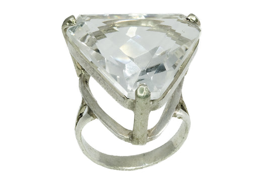 Bague avec un crystal taille triangle