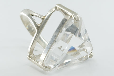 Ring mit einem dreieckig geschliffenen Kristall
