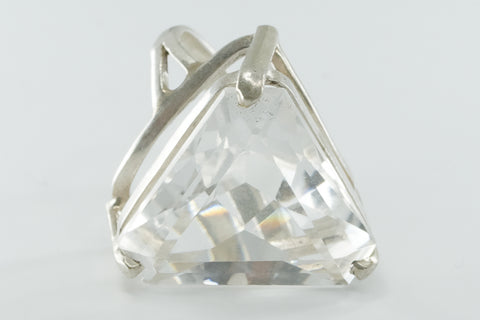 Ring mit einem dreieckig geschliffenen Kristall