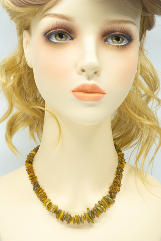 Collier Ambre Perles Éclats – Vert, Équilibre et Harmonie Naturelle