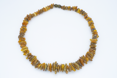 Collier Ambre Perles Éclats – Vert, Équilibre et Harmonie Naturelle