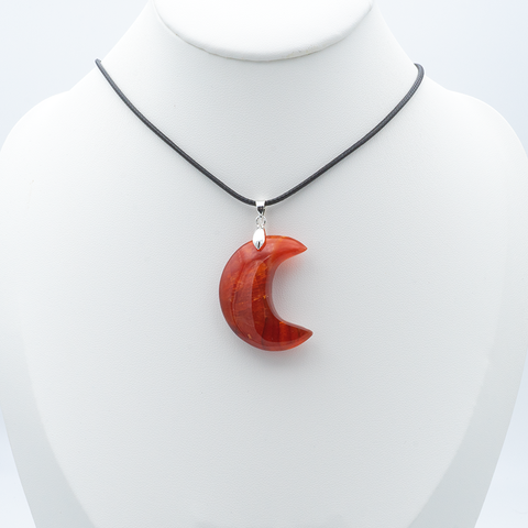 Pendentif Croissant de Lune en Cornaline EXTRA – Féminité, Énergie & Harmonie