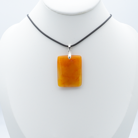 Pendentif Rectangulaire en Cornaline – Vitalité & Harmonie Intérieure
