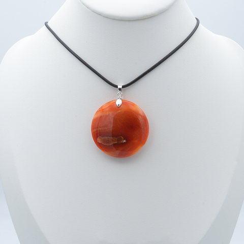 Pendentif Rond en Cornaline – Énergie, Chance & Harmonie